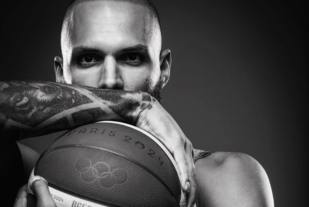 Απόλυτος χαμός με την υποδοχή Φουρνιέ από τους οπαδούς του Ολυμπιακού (video) - εικόνα 2