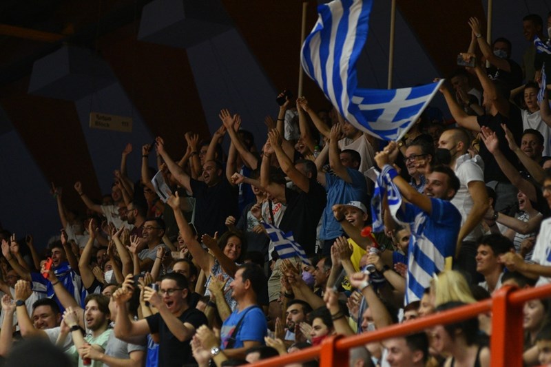 Κατάμεστο το γήπεδο στη Λάρισα