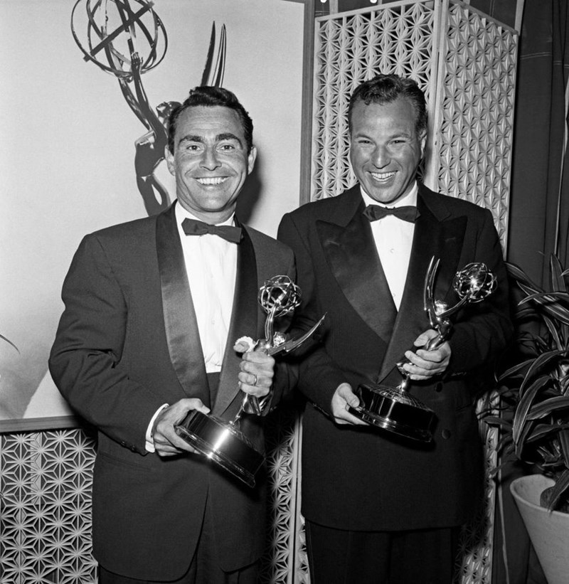 ΚΟΚΚΙΝΟ ΧΑΛΙ ΣΤΥΛ EMMY ΒΡΑΒΕΙΑ