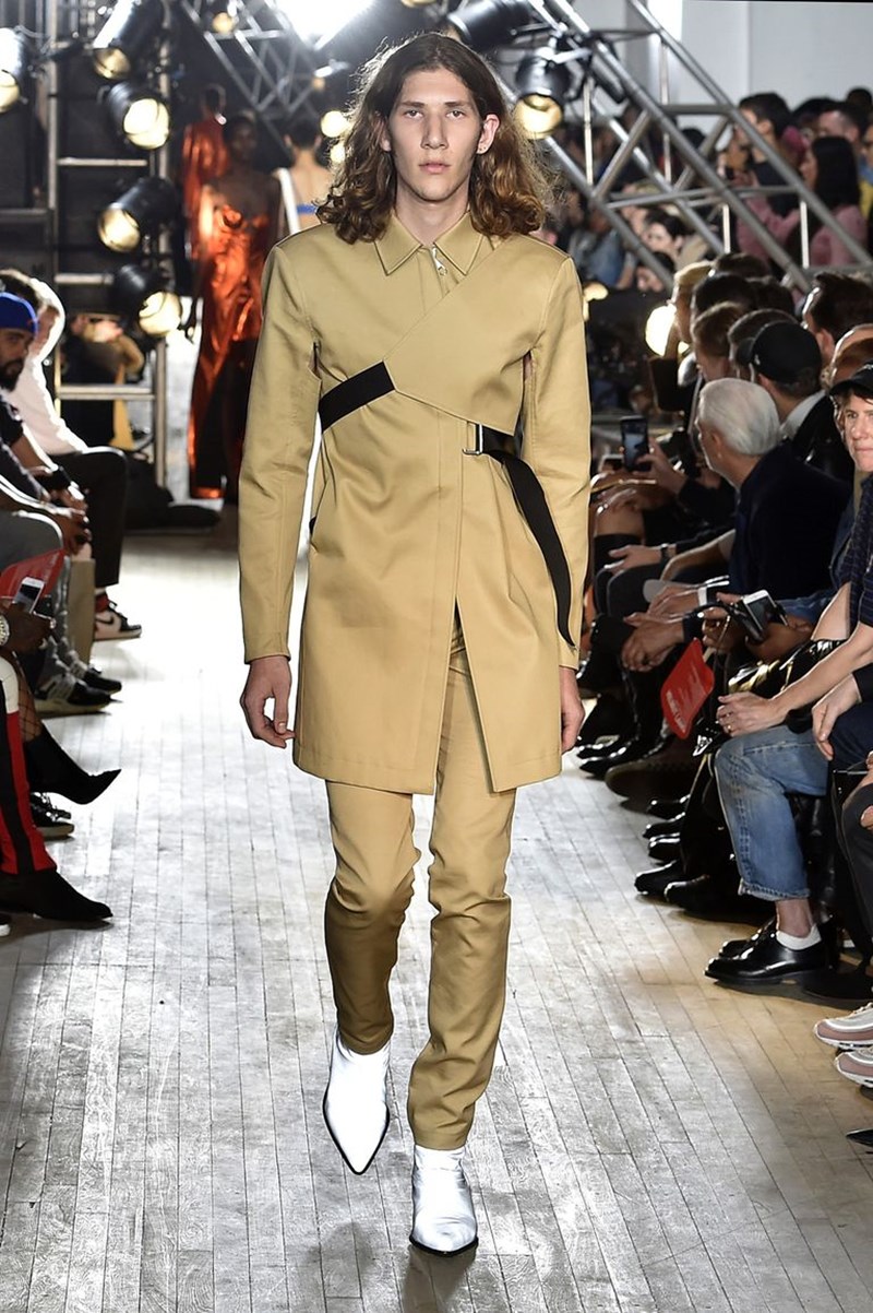 ΧΕΛΜΟΥΤ ΛΑΝΓΚ