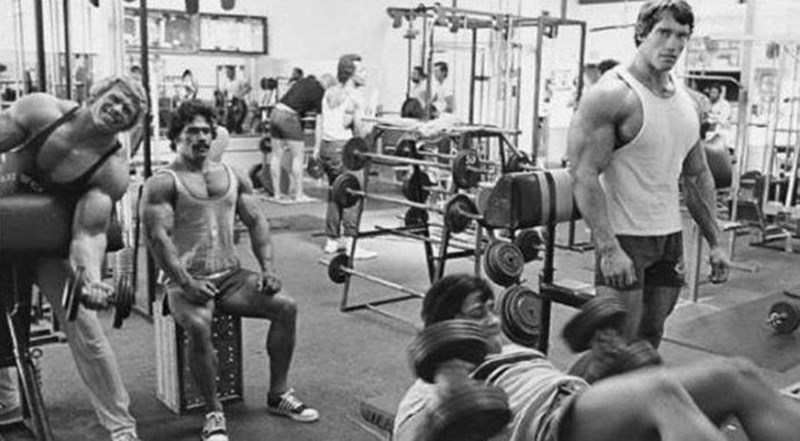 ARNOLD SCHWARZENEGGER AND OTHER BODYBUILDERS