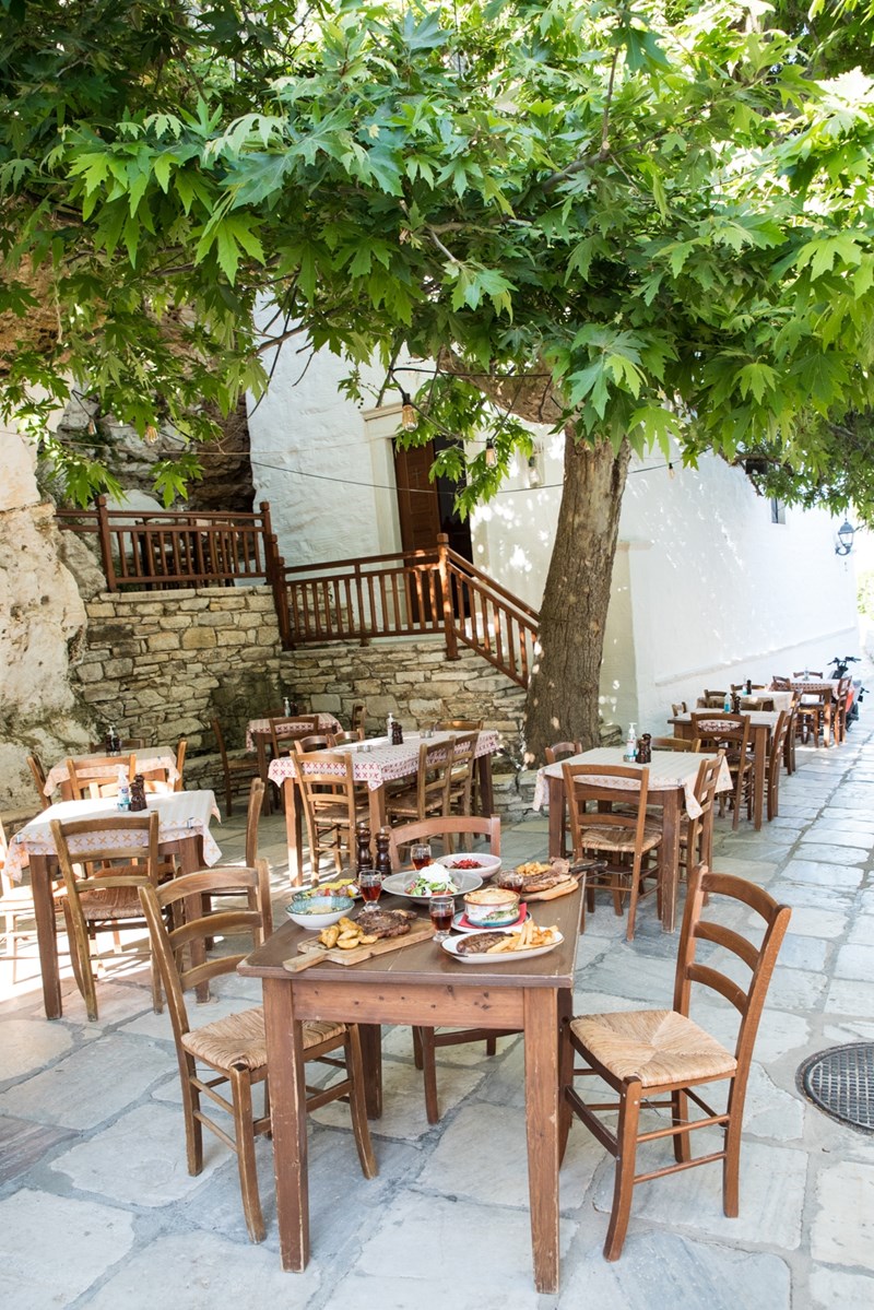 Η ταβέρνα Πλάτανος στην Απείρανθο της Νάξου 9