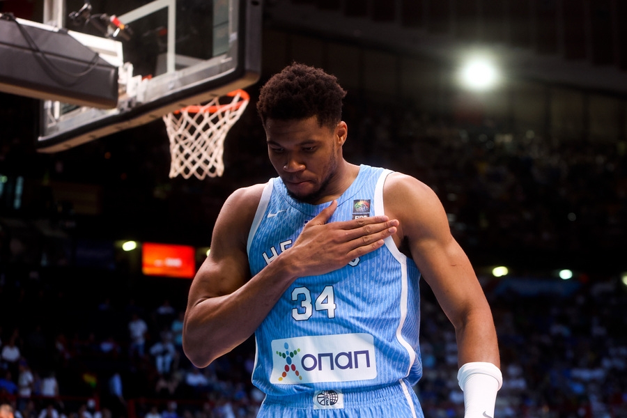 Ο Γιάννης Αντετοκούνμπο ζορίζεται στο πιλάτες και τα σχόλια μυρίζουν Ελλάδα (video) - εικόνα 1