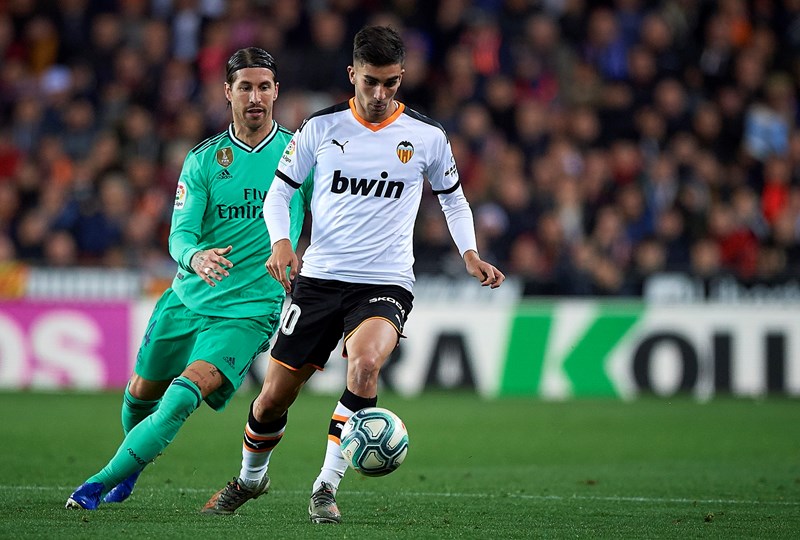 Ο ΦΕΡΑΝ ΤΟΡΕΣ ΜΕ ΤΗ ΦΑΝΕΛΑ ΤΗΣ ΒΑΛΕΝΘΙΑ