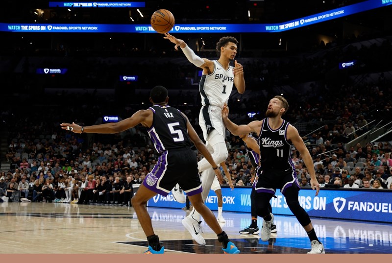 Στιγμιότυπο με τον Victor Wembanyama και τον Domantas Sabonis