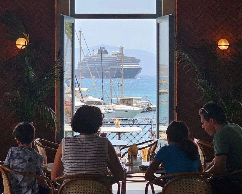 Το all day Hurmas στη Χώρα της Νάξου