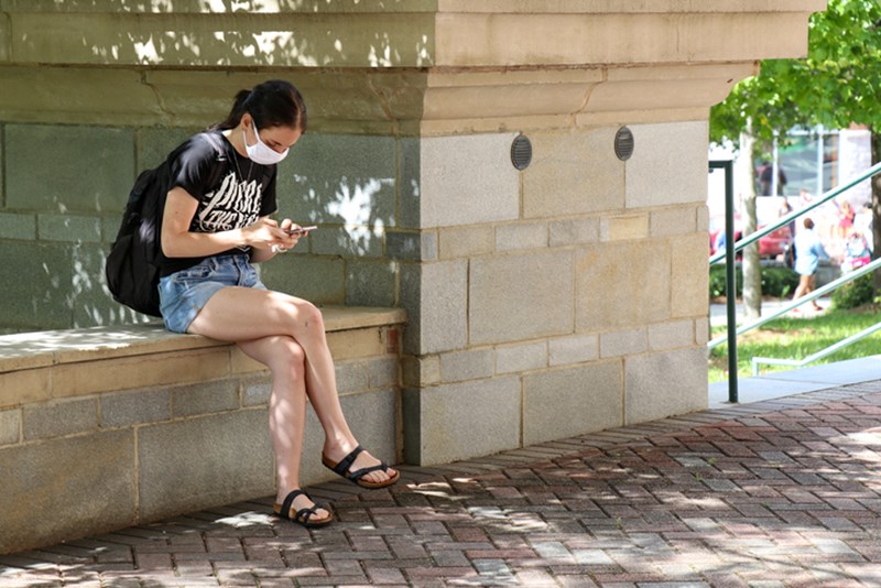 WOMAN WITH FACE MASK