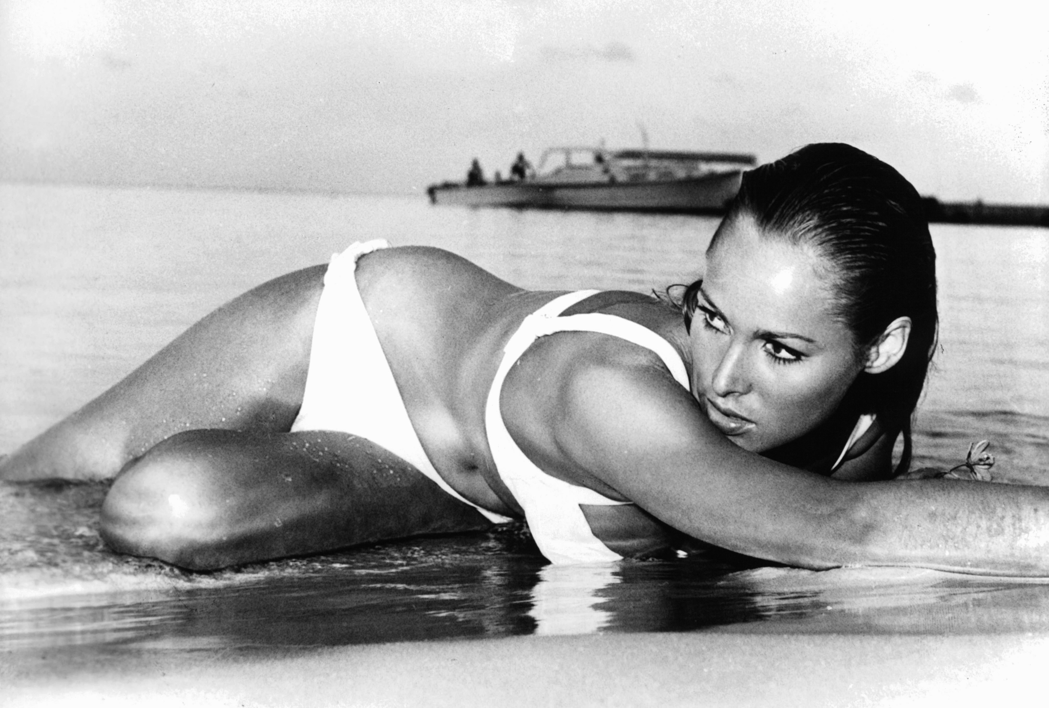 H Nicole Scherzinger με λευκό μπικίνι είναι πάντα μία καλή ιδέα - εικόνα 1