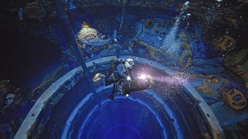 η πιο βαθιά πισίνα