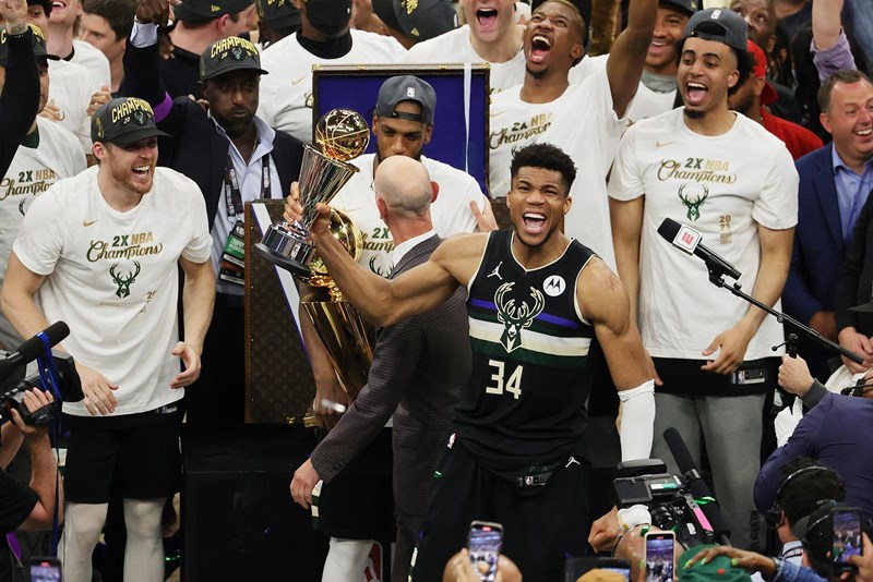 ΓΙΑΝΝΗΣ ΑΝΤΕΤΟΚΟΥΝΜΠΟ