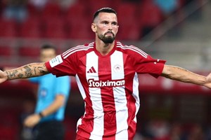 Ο 17χρονος Χρήστος Μουζακίτης έκανε 30.000 φιλάθλους του Ολυμπιακού να φωνάζουν το όνομά του - εικόνα 1