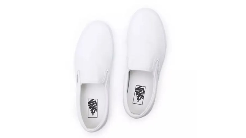 VANS CLASSIC SLIP-ONS IN WHITE