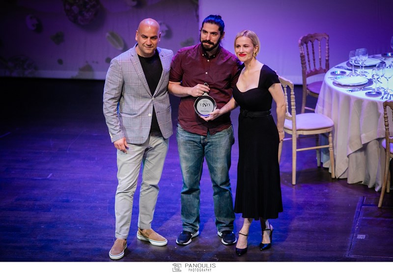 Ο Πάνος Φατούρος παραλαμβάνει το βραβείο του αγαπημένου Bar για το Baba Au Rum από τον Νίκο Σαραντάκη, ιδιοκτήτη της Sky Spirits