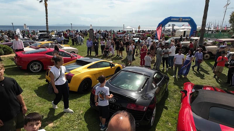 Πλήθος κόσμου στην Έκθεση Κλασικών Αυτοκινήτων στον Άλιμο