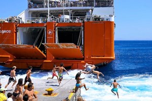 Δείτε την τέλεια παραλία με άμμο στην Αττική - εικόνα 1