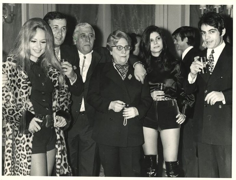 Βουγιουκλάκη & Παπαμιχαήλ απεικονίζονται στα τέλη των 60s με τη Wilson στο εστιατόριο Mykonos, ιδιοκτησίας της στη Νέα Υόρκη.