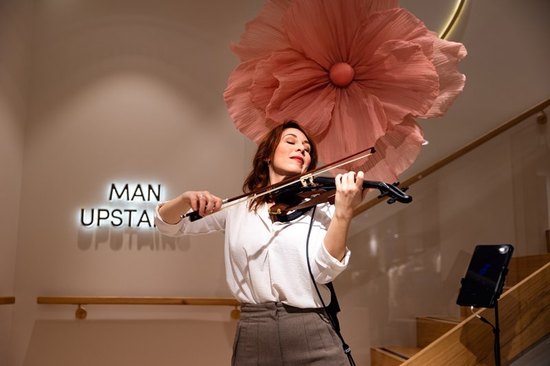 Μουσική από βιολί στα εγκαίνια της Falconeri στη Γλυφάδα