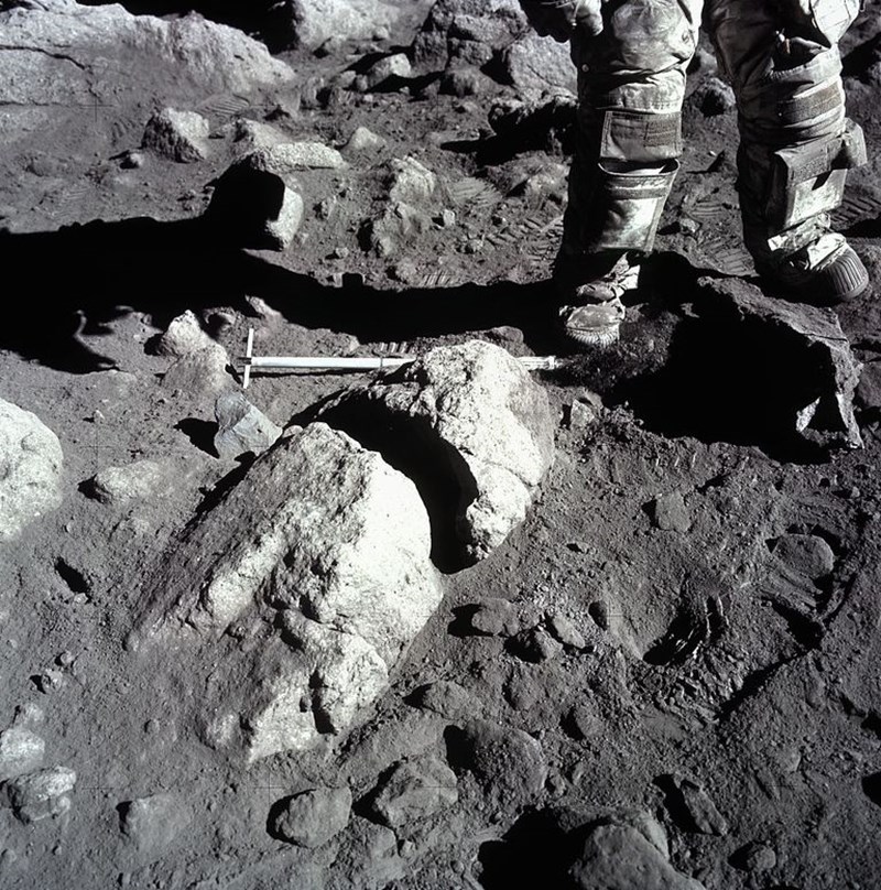 IMAGE OF AN ASTRONAUT'S LEGS IN SPACE BACKGROUND