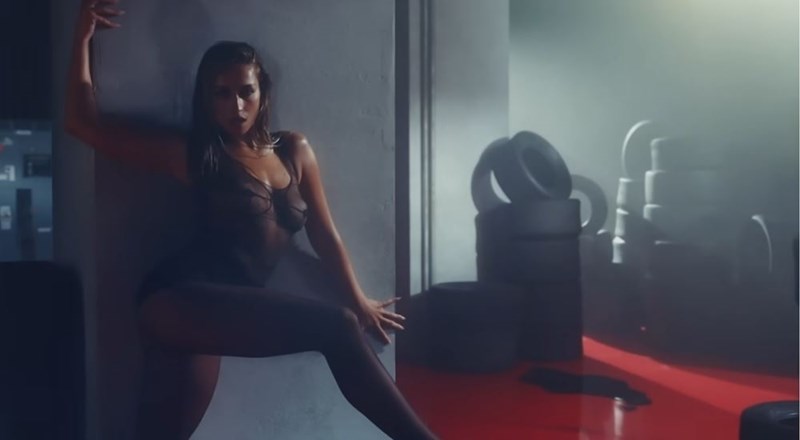 Η Tate McRae στο τραγούδι Just Keep Watching