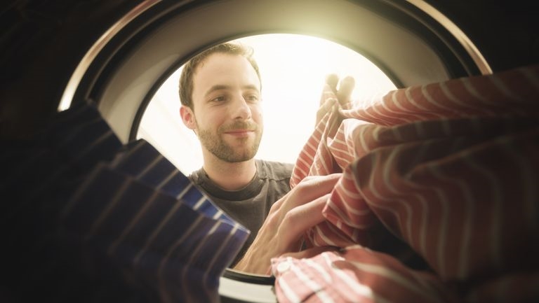 Σιδερώνοντας μόνος στο σπίτι - εικόνα 1