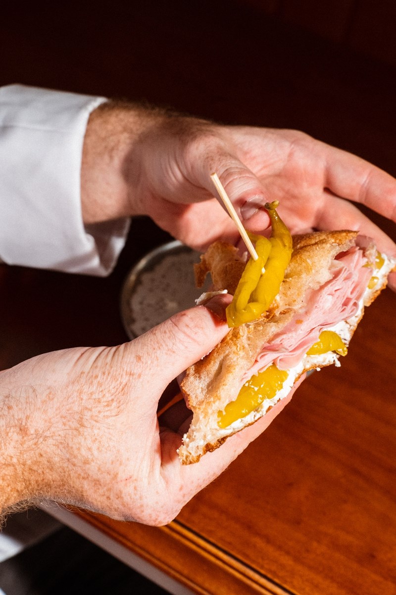 Το σάντουιτς με μορταδέλα στο Bar Leone