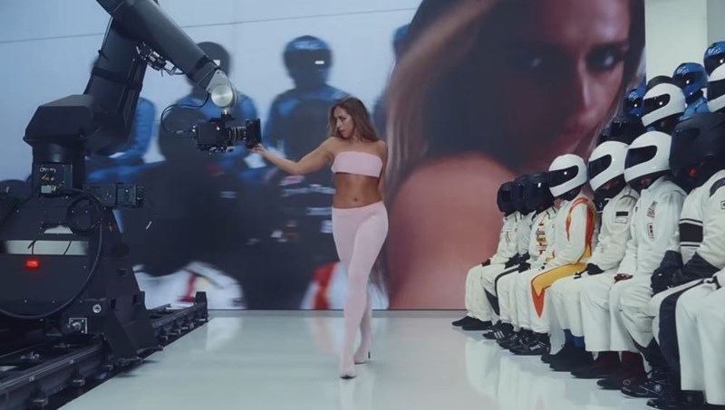 Η Tate McRae στο τραγούδι Just Keep Watching