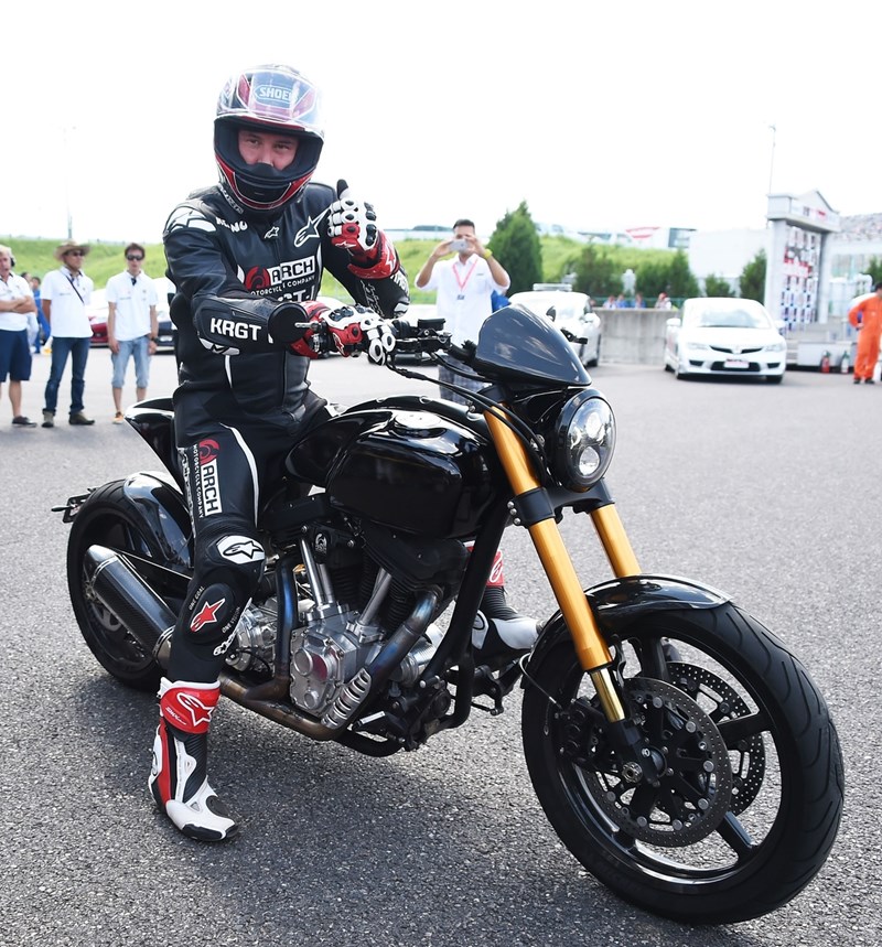 Ο Keanu Reeves με την Arch KRGT-1