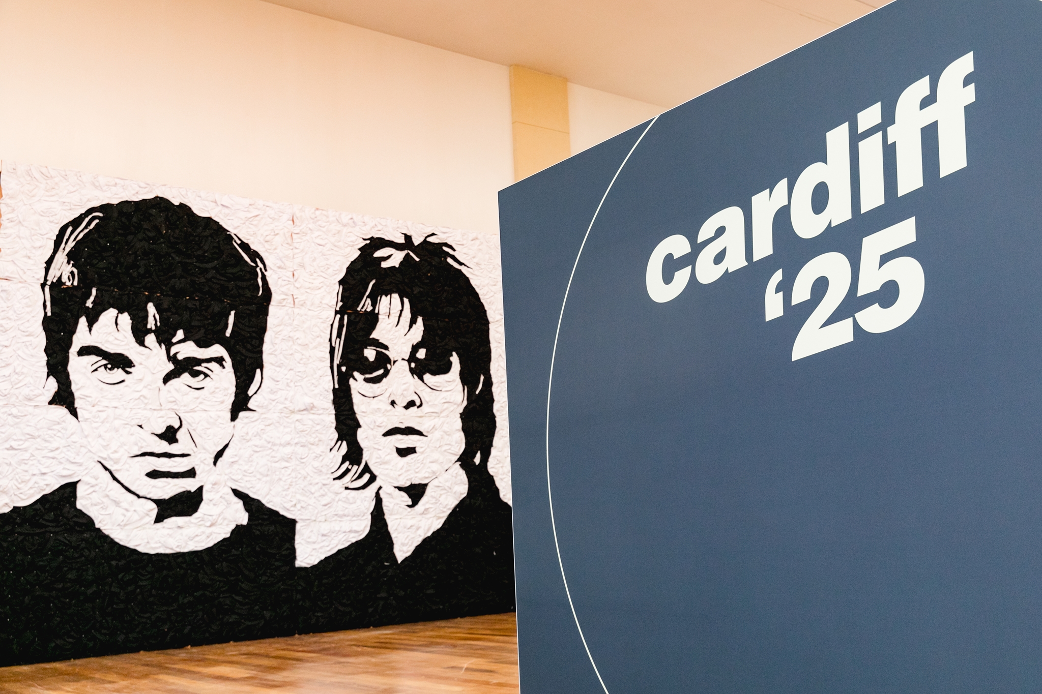 Η περίεργη ιστορία πίσω από το πουλόβερ που φορούσε ο Noel Gallagher σε θρυλική συναυλία των Oasis - εικόνα 1