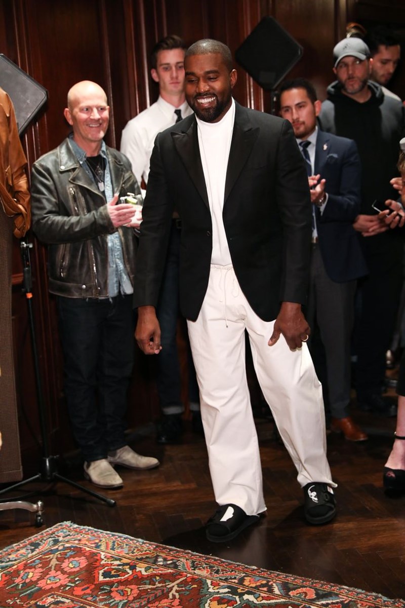 ΚΑΝΙΕ ΓΟΥΕΣΤ ΣΜΟΚΙΝ