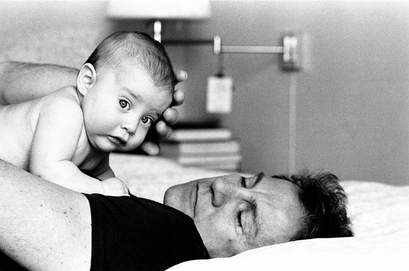 Ο Harvey Keitel σηκώνει στα χέρια του την κόρη του Stella