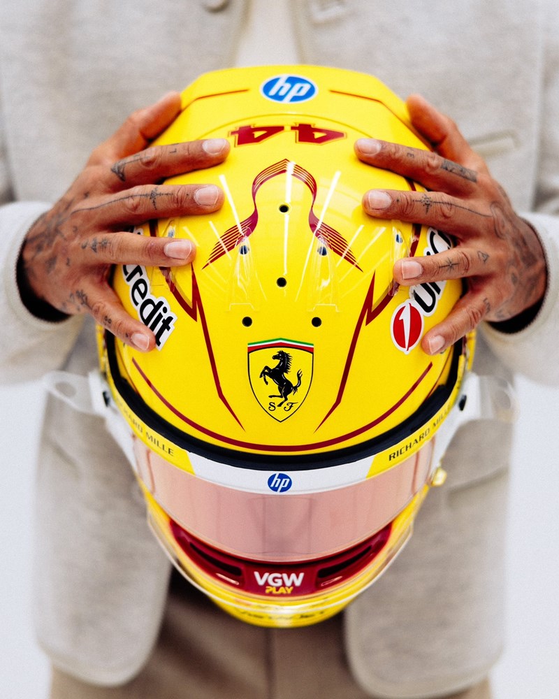 Lewis Hamilton ferrari κράνος