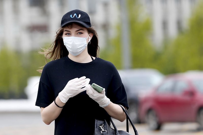 WOMAN WITH FACE MASK