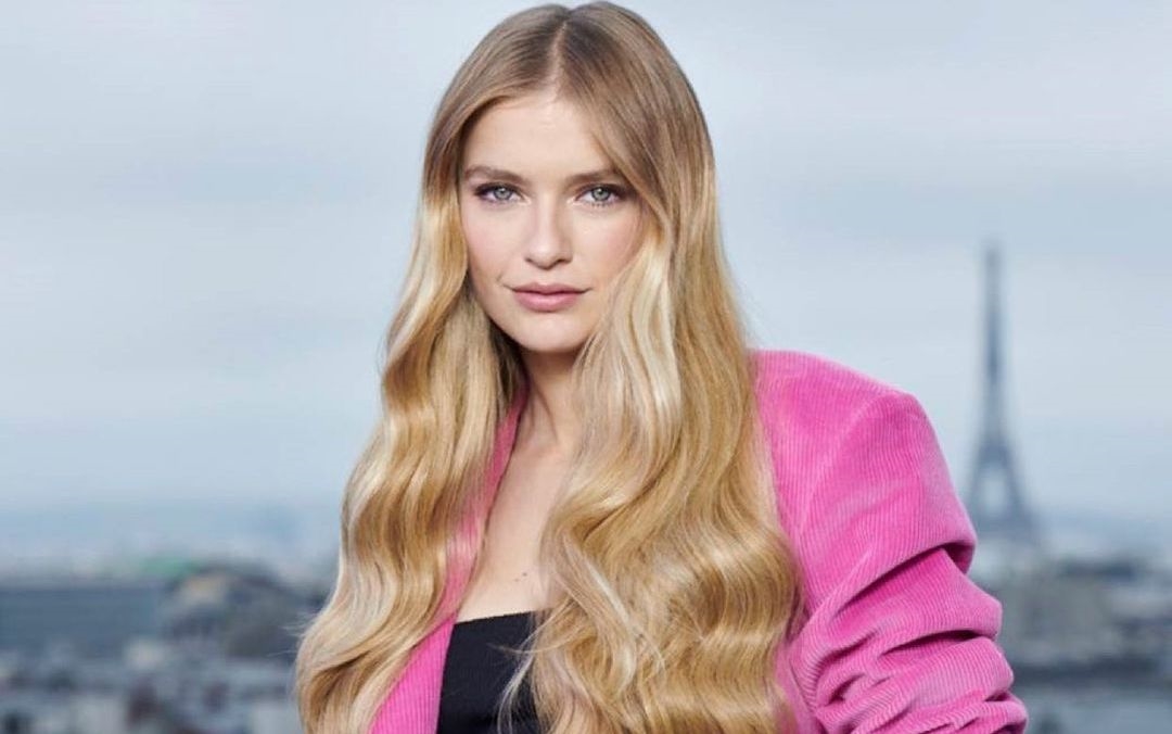 O Emmanuel Macron "θα παλέψει σκληρά" για να παραμείνει το Emily in Paris στο Παρίσι - εικόνα 1