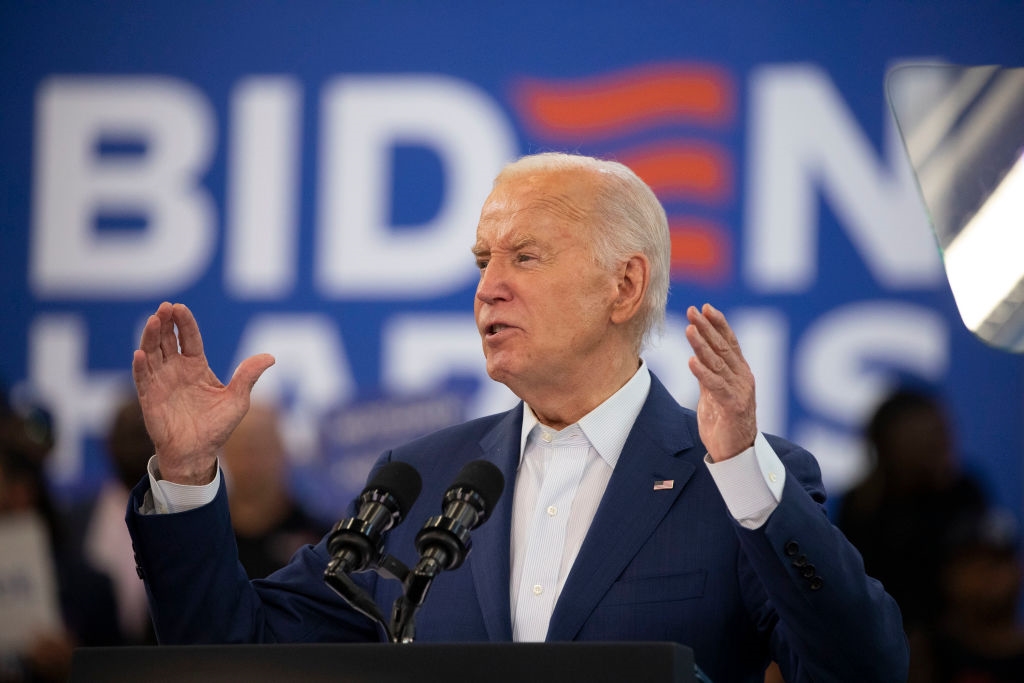 O λόγος που ο Biden εμφανίστηκε με καπέλο της καμπάνιας του Trump - εικόνα 2