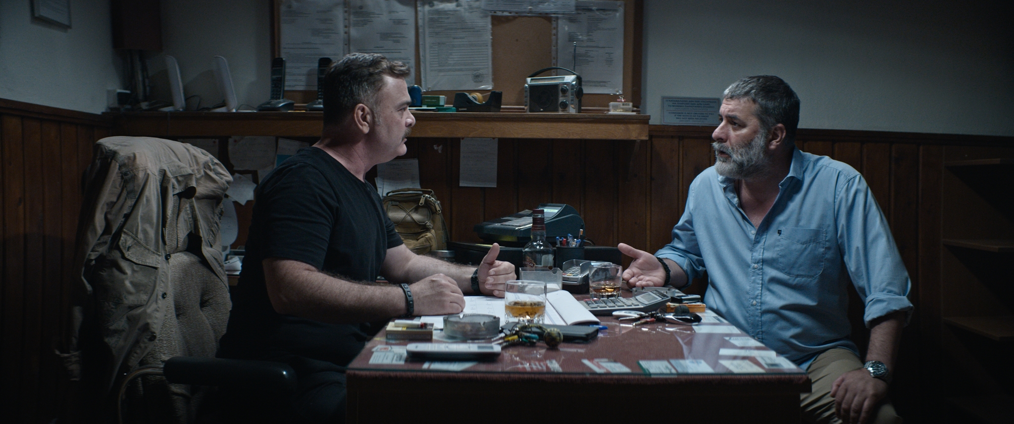 Συνελήφθη ο ηθοποιός Βασίλης Μπισμπίκης-προκάλεσε ζημιές σε αυτοκίνητα και εγκατέλειψε το σημείο - εικόνα 2