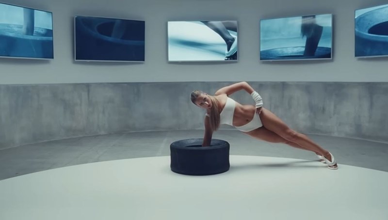 Η Tate McRae στο Just Keep Watching