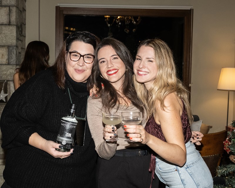 Μαρία Ρακιντζόγλου, Κατερίνα Παπαχρήστου, Zoi Skiadopoulos από την ομάδα του Langley’s Gin