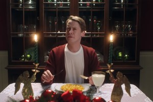 Βρήκαμε τα πιο χριστουγεννιάτικα sneakers εκεί έξω - εικόνα 2