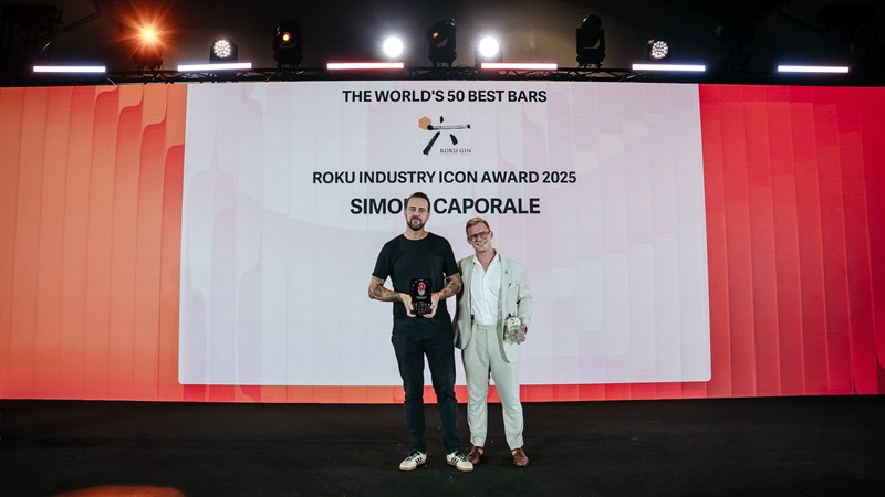 The World's 50 Best Bars 2025_O Simone Caporale με το βραβείο του Industry Icon Award