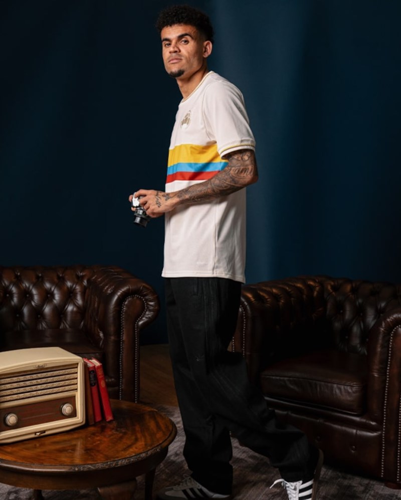 O Luis Diaz με τη νέα φανέλα της εθνικής Κολομβίας
