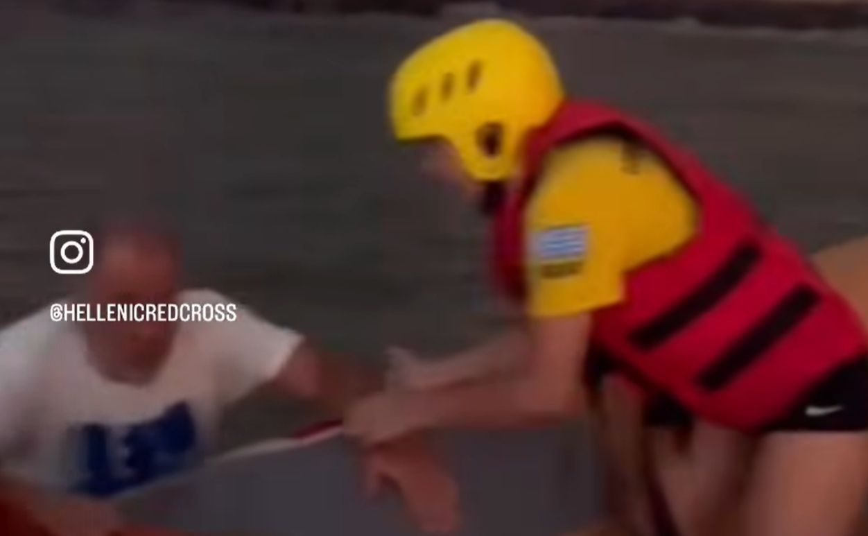 H viral φωτογραφία του 33χρονου που σώζει το πρόβατο πάνω στο μηχανάκι - εικόνα 1