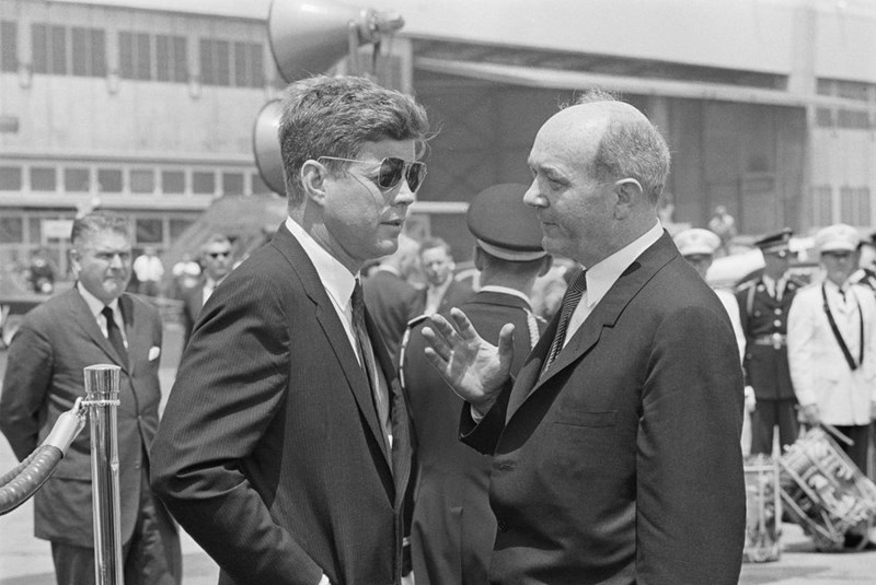 ΤΖΟΝ Φ ΚΕΝΕΝΤΙ