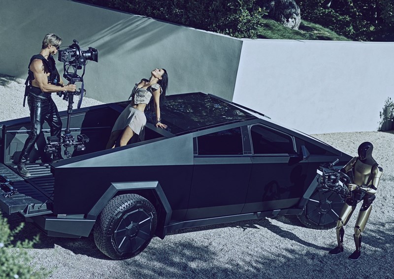 Kim Kardashian Tesla Optimus και Cybertruck