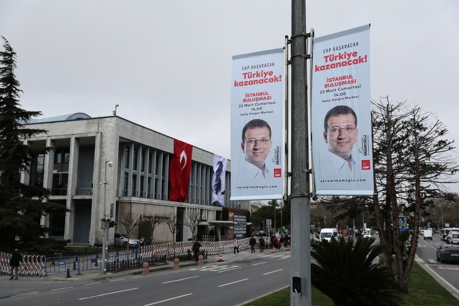 Δημοσιογράφος έτρεμε σε ζωντανή μετάδοση από τον σεισμό στην Κωνσταντινούπολη (video) - εικόνα 1