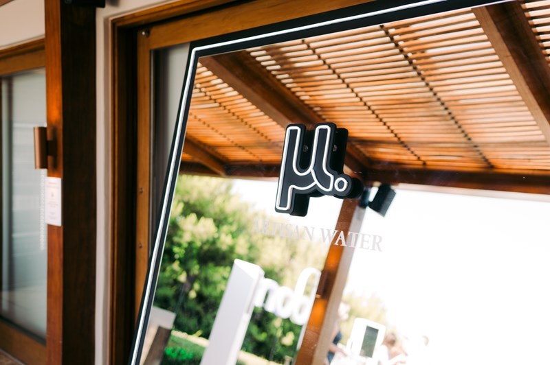 Το μ. Artisan Water στο Esquire Summerhouse