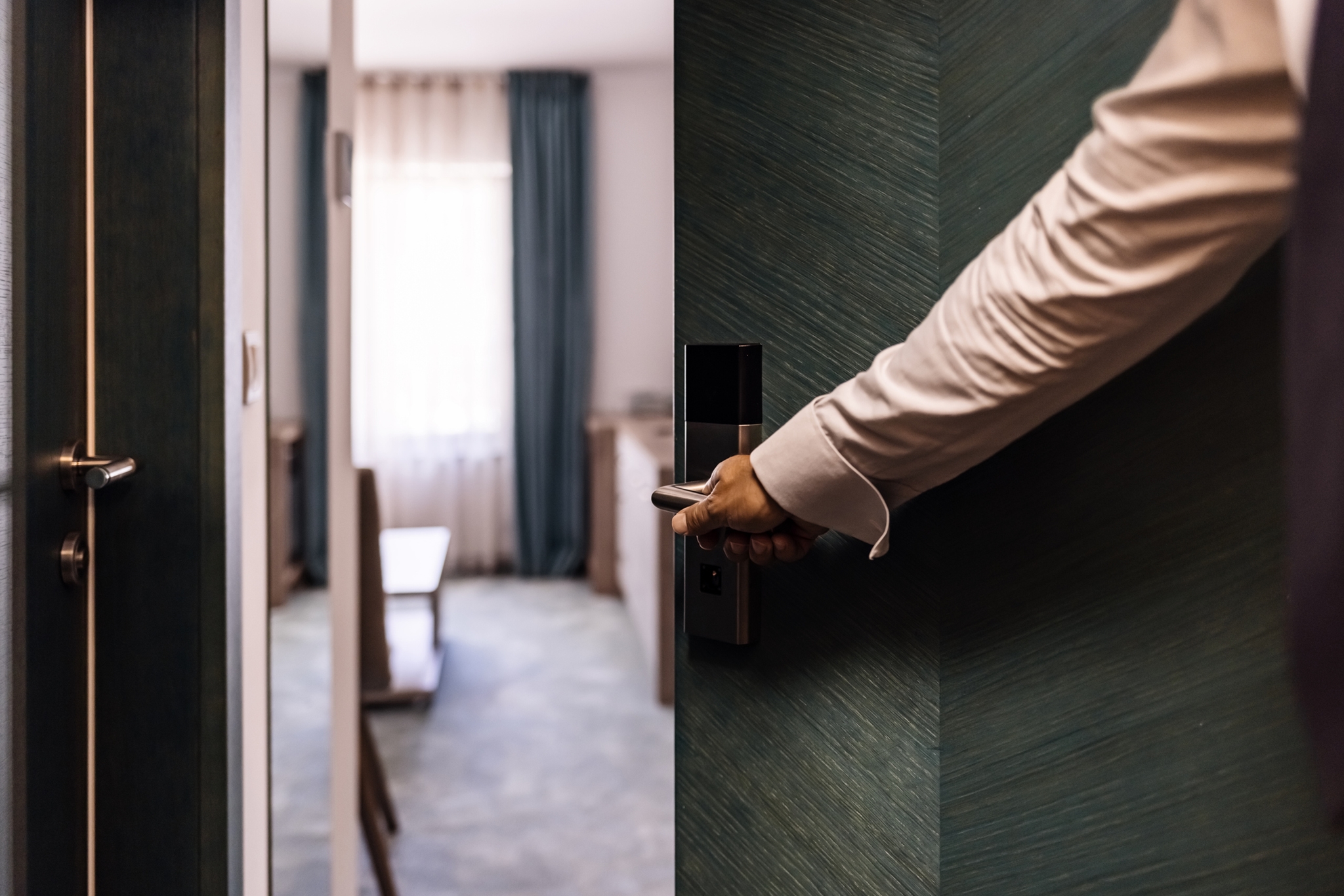 Να γιατί πρέπει πάντα να αφαιρείς τα παλιά αυτοκόλλητα από τη βαλίτσα σου - εικόνα 1