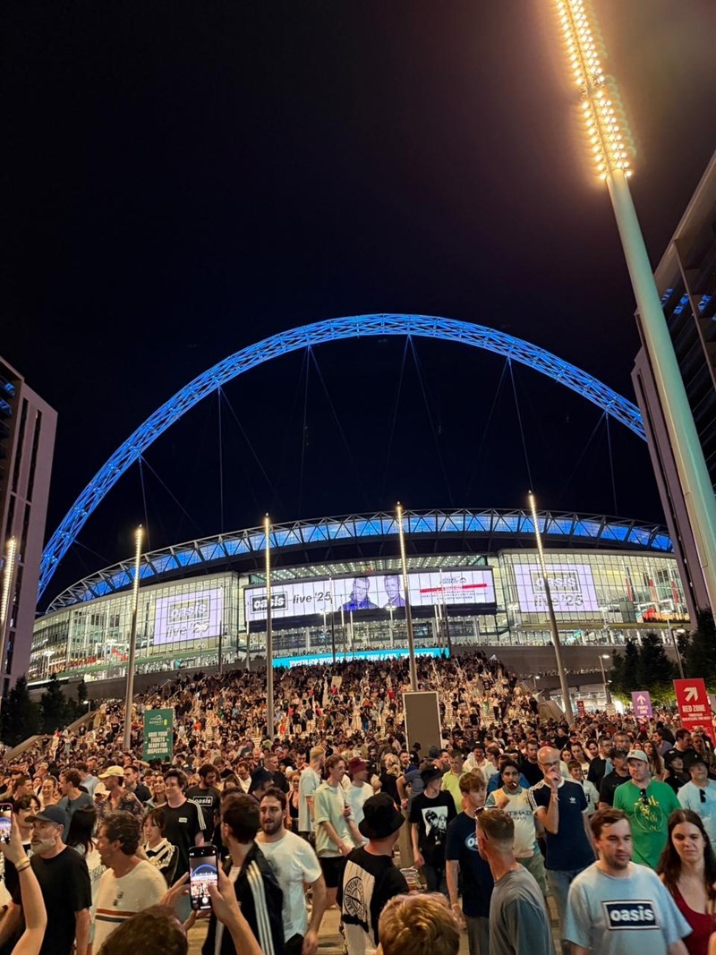 Φωτογραφία έξω από το Wembley μετά το τέλος της συναυλίας των Oasis
