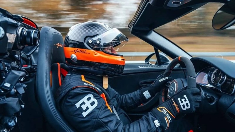 Ο οδηγός Andy Wallace την ώρα που οδηγάει το αυτοκίνητό του.