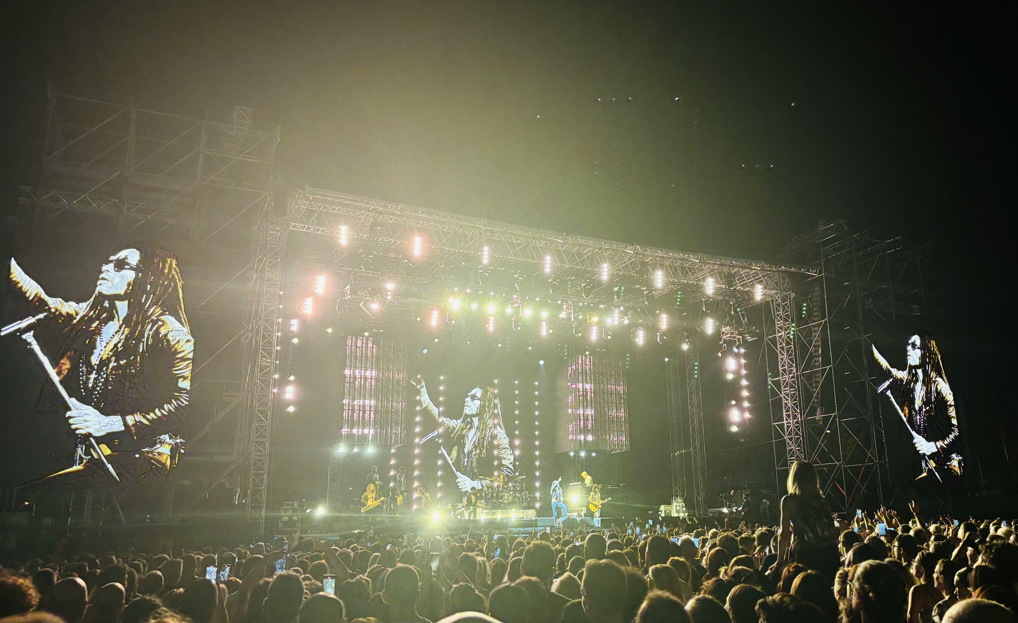 Στο video clip του Honey, ο Lenny Kravitz στάζει μέλι - εικόνα 4