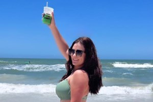 Ο 50 Cent τραυμάτισε γυναίκα σε συναυλία του με μικρόφωνο που πέταξε από τη σκηνή - εικόνα 1